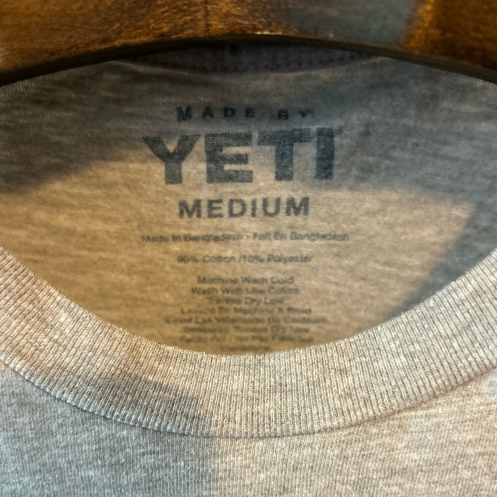 Yeti size medium gray T-shirt - Picture 3 of 5